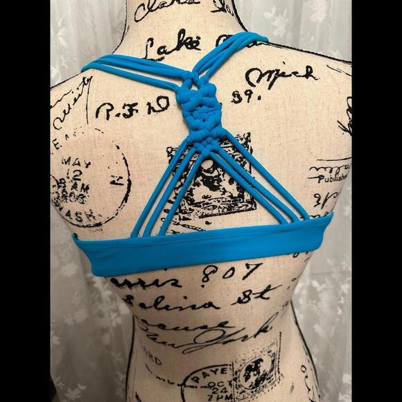 Chic Bikini Top - Your Passport to Poolside Glam - Picture 3 of 3